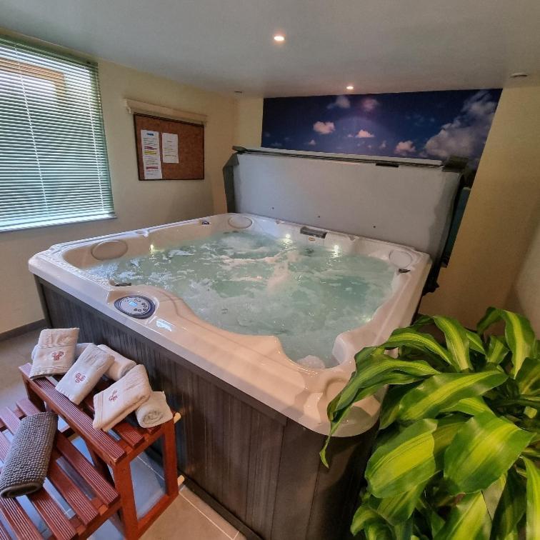 Gite Bruyere, 2 A 5 Personnes Avec Salle De Jeux Et Spa Dans La Residence Вантрон Экстерьер фото
